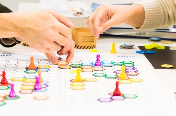 楽しみながらビジネス思考が身につく研修教材がevolve method(イボルブメソッド)です。
